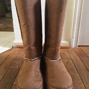 Comfy fleece lined boots. Spin off of Ugg’s